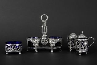 various lot of antique items in silver and blue glass || Lot (4) antiek massief zilver en