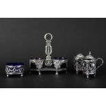 various lot of antique items in silver and blue glass || Lot (4) antiek massief zilver en