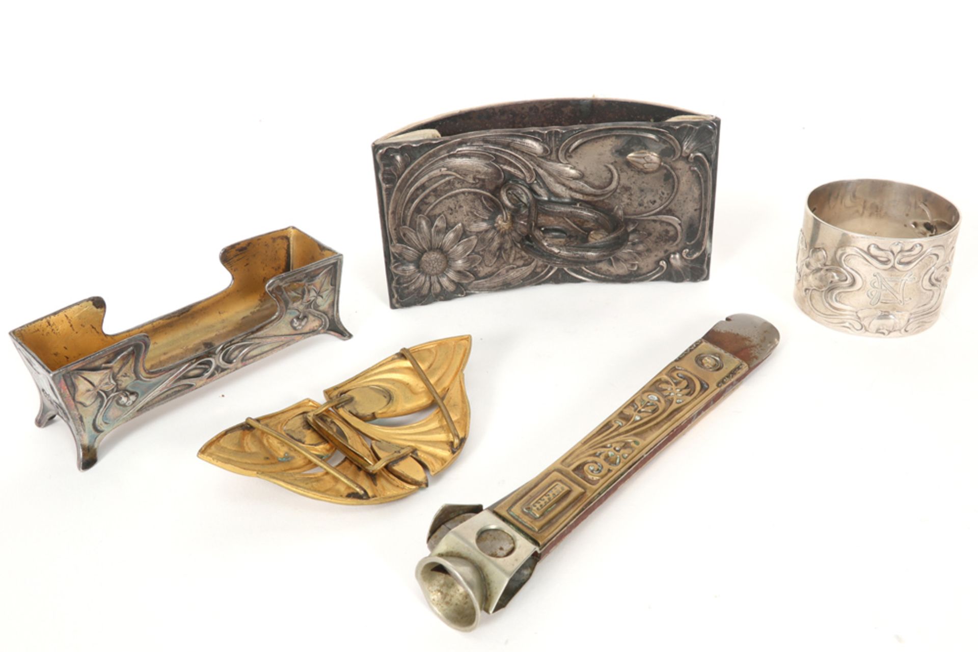 various lot with Art Nouveau items amongst which a napkin in marked silver and a gilded metal brooch - Image 2 of 2