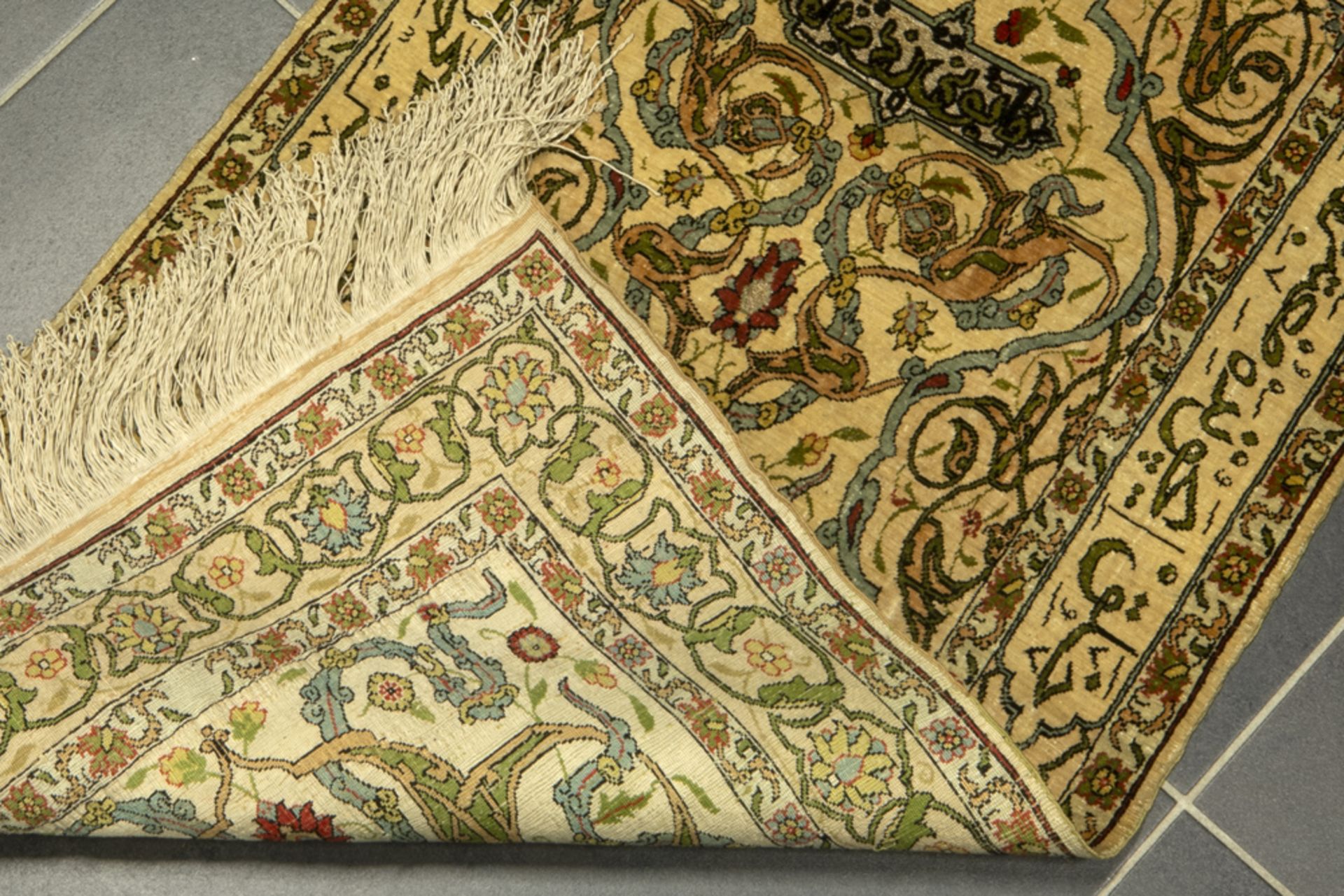 small Turkish praying rug from Hereke in silk on silk with gold threat || Kleine Turkse Hereke in - Image 2 of 3
