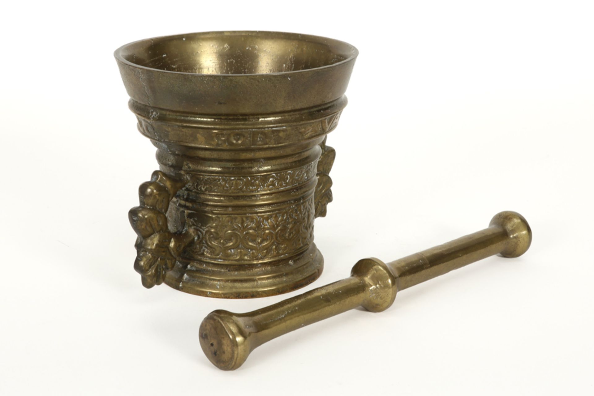 antique bronze mortar with its pestle || Antieke vijzel met stamper in brons - hoogte : 13 cm - Image 2 of 4