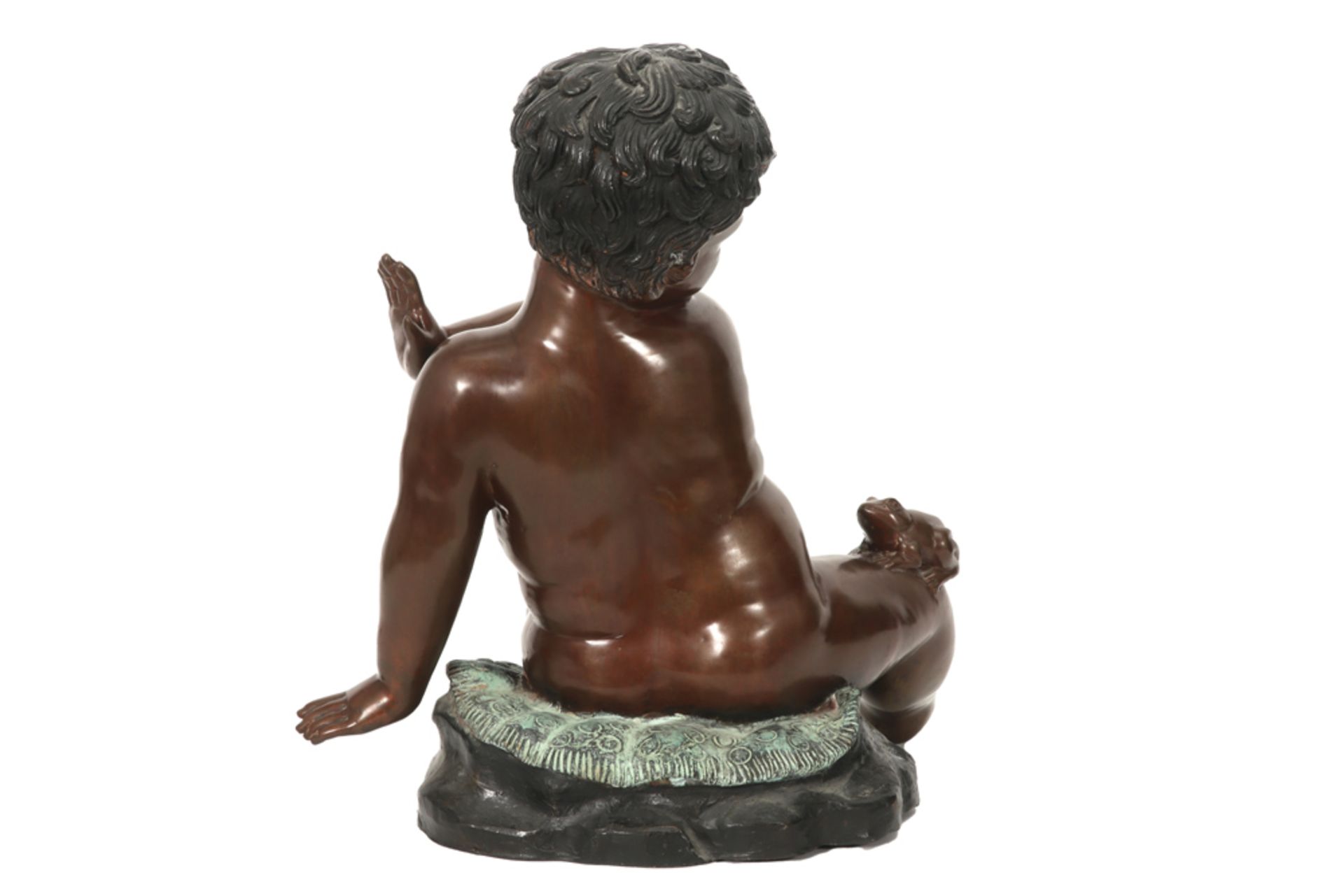 20th Cent. sculpture in bronze || Sculptuur in brons : "Zittende baby met kikker" - hoogte : 40 cm - Bild 3 aus 5
