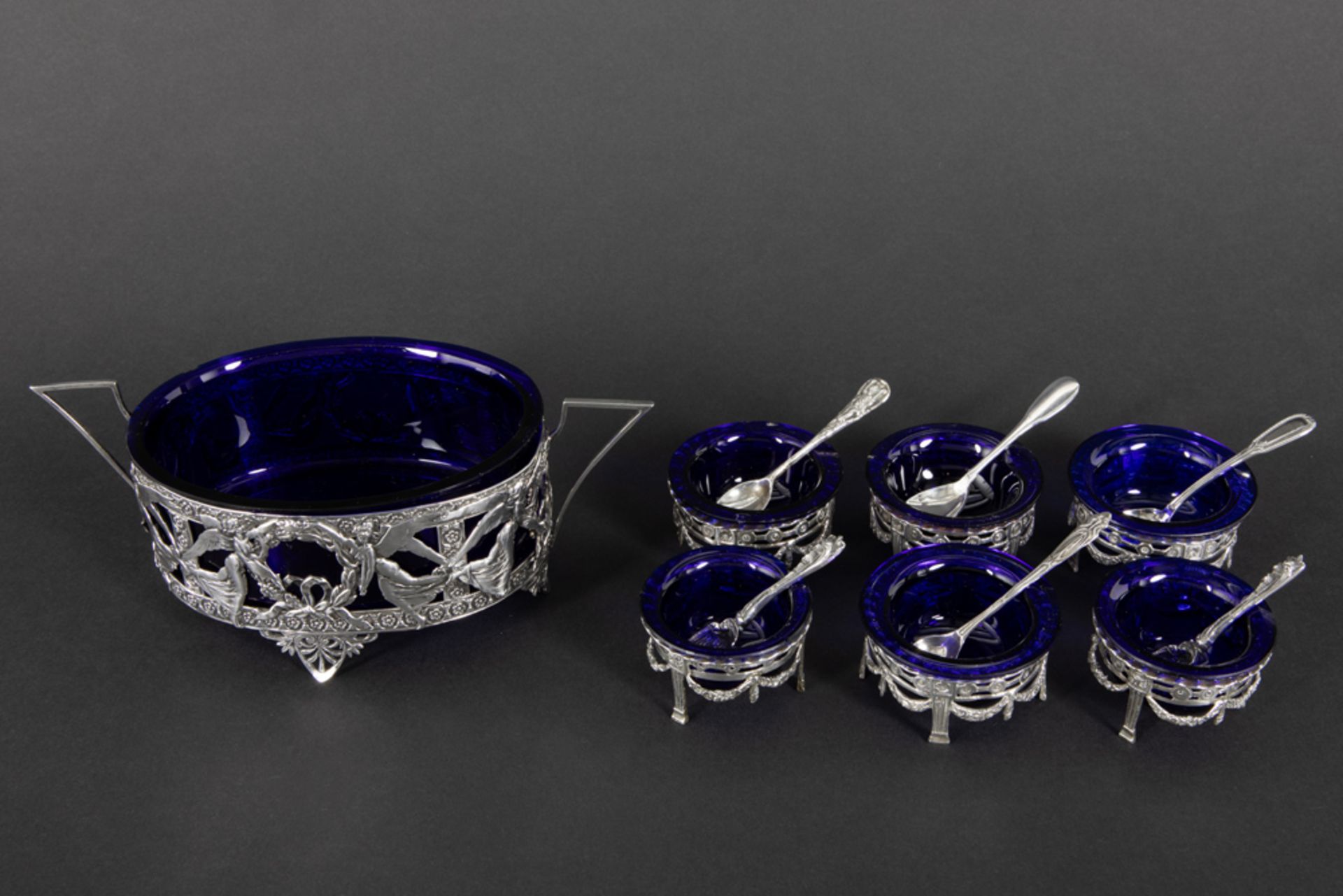 various lot with antique items in silver and glass : a small centerpiece and a set of six salts || - Image 4 of 5