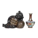 Chinese cloisonné vase and a sculpture in lacquered wood || Lot (2) met een Chinese vaas in