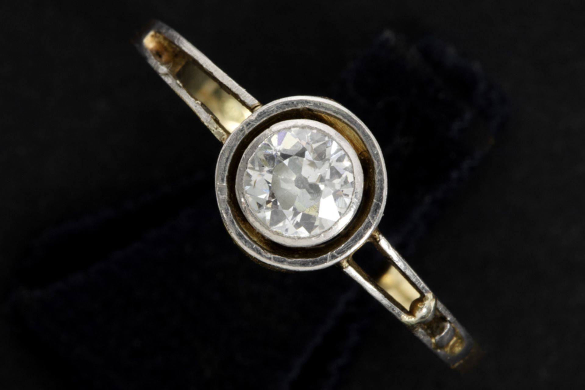 a ca 0,30 carat high quality old brilliant cut diamond set in a ring in yellow gold (18 carat) ||