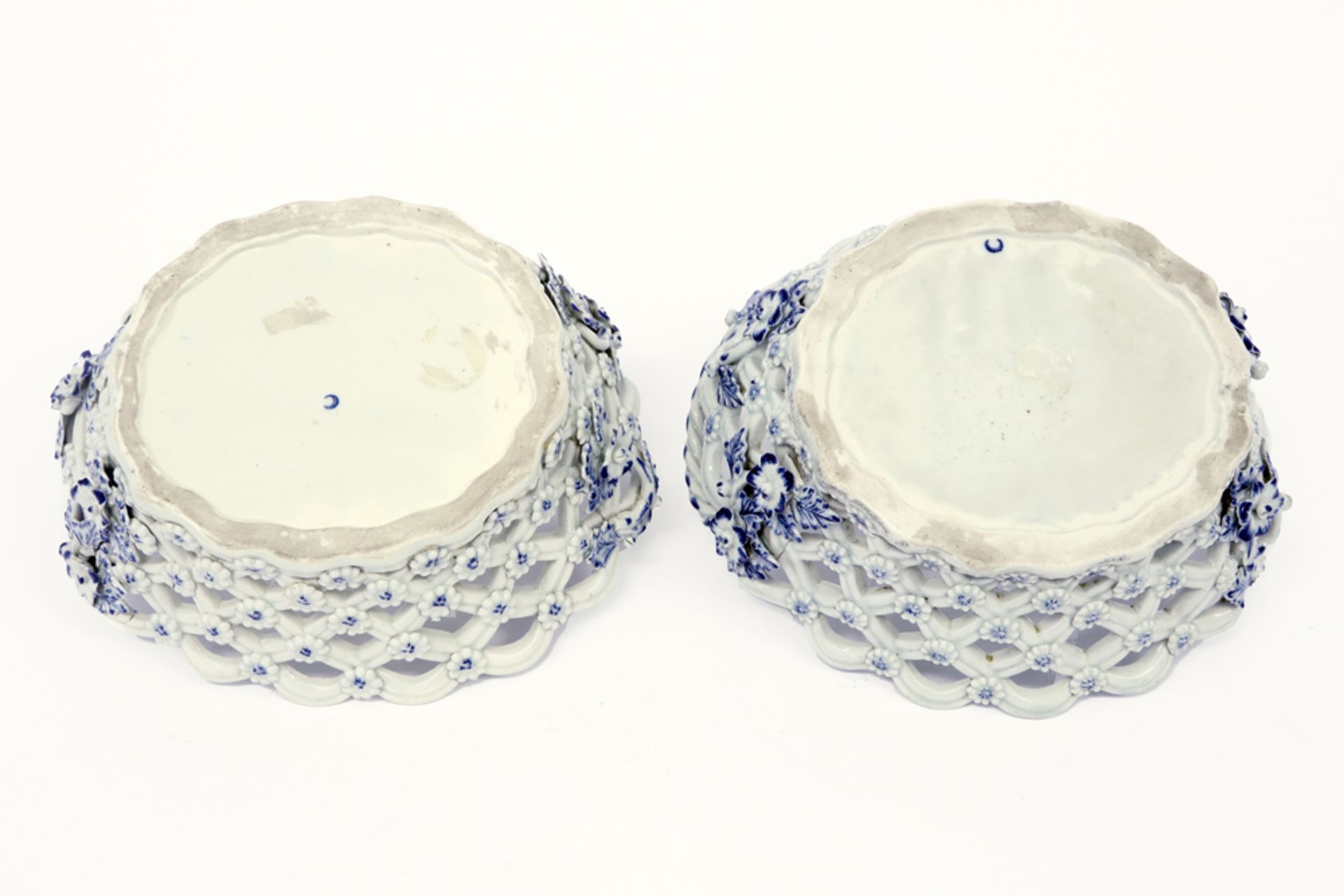 pair of 18th Cent. English Worcester marked baskets in open work ceramic with a blue-white flower - Image 4 of 5