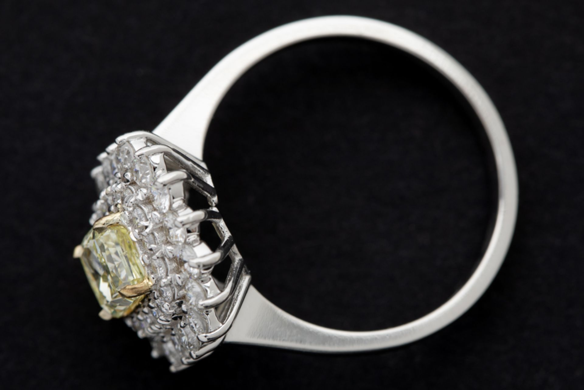 classy ring in white gold (18 carat) with a 1,01 carat "natural intense fancy yellow" high quality - Image 2 of 3