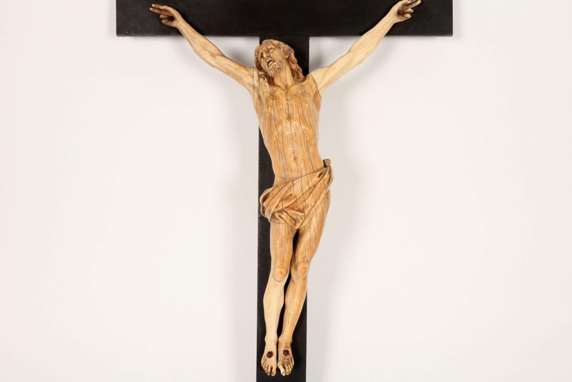 antique Christ corpus sculpture in ivory on a wooden crucifix - with European CITES certificate || - Image 2 of 3