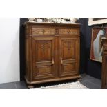18th Cent. neoclassical sideboard/dressoir in oak with finely sculpted ornamentation || Vrij hoge