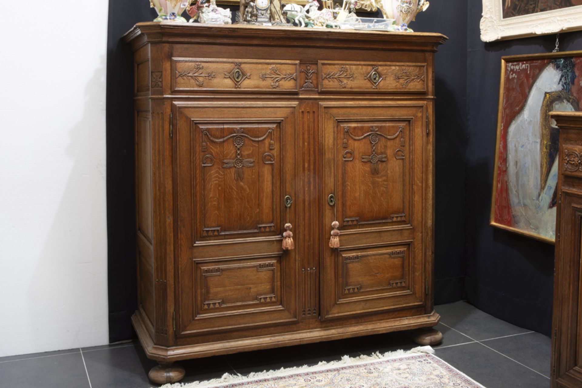 18th Cent. neoclassical sideboard/dressoir in oak with finely sculpted ornamentation || Vrij hoge