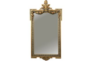 mirror with a neoclassical polychromed frame with Louis XVI style ornaments || Spiegel met
