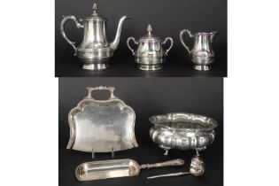 various lot of silverplated items amongst which a 3pc coffee set || Lot verzilverd metaal met een