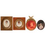 four portrait miniatures || Lot van vier miniaturen met portretten