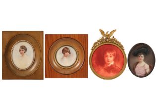 four portrait miniatures || Lot van vier miniaturen met portretten