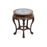 Chinese pedestal in fruitwood with a cloisonné top || Chinese bijzettafel/hokker in fruithout met