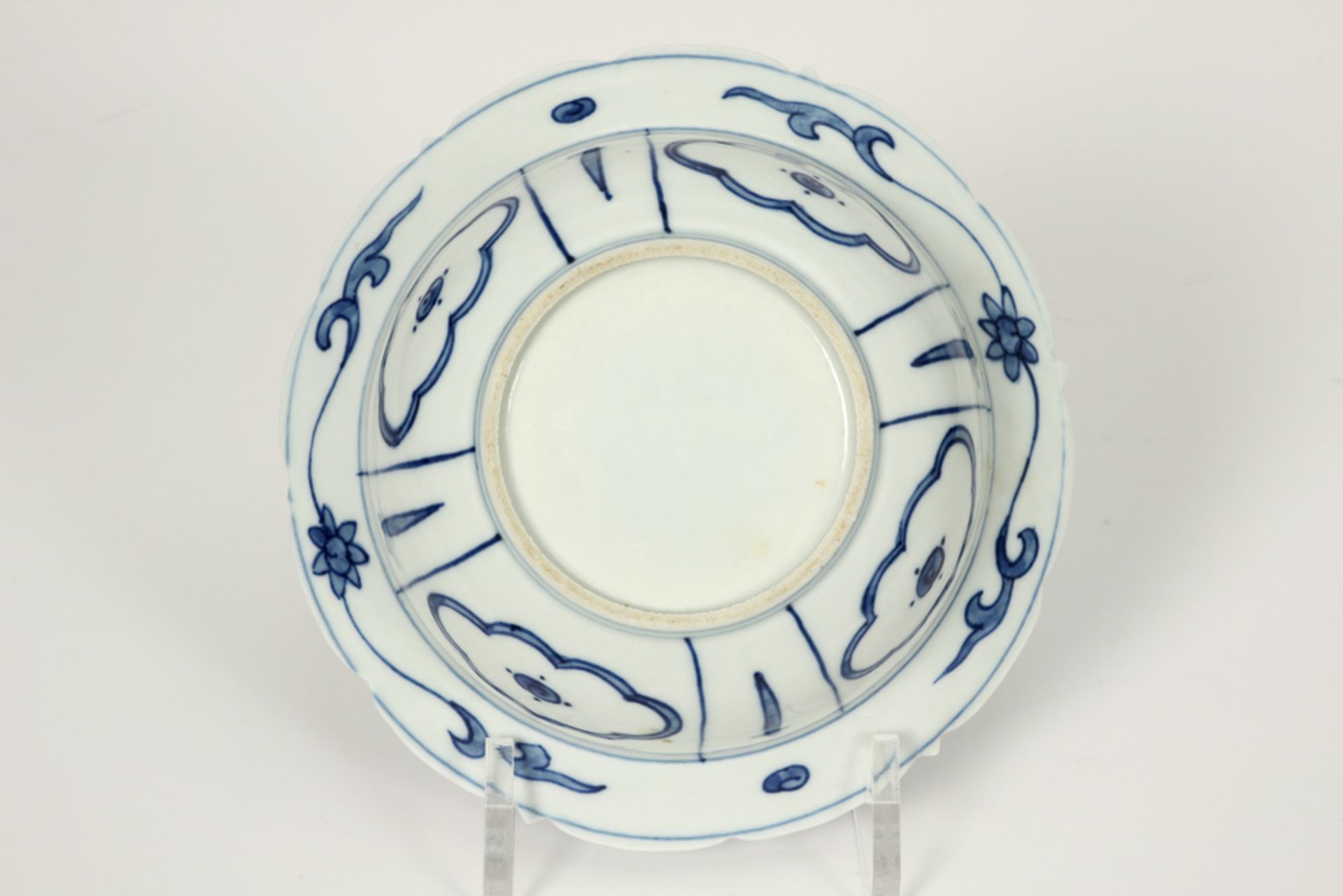 17th Cent. Chinese Wanli period plate in marked porcelain with a blue-white decor || Zeventiende - Image 3 of 3