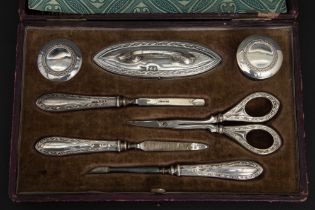 antique English manicure set in Ru & C° signed and marked silver - in its box || RU & C° antieke