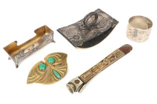 various lot with Art Nouveau items amongst which a napkin in marked silver and a gilded metal brooch