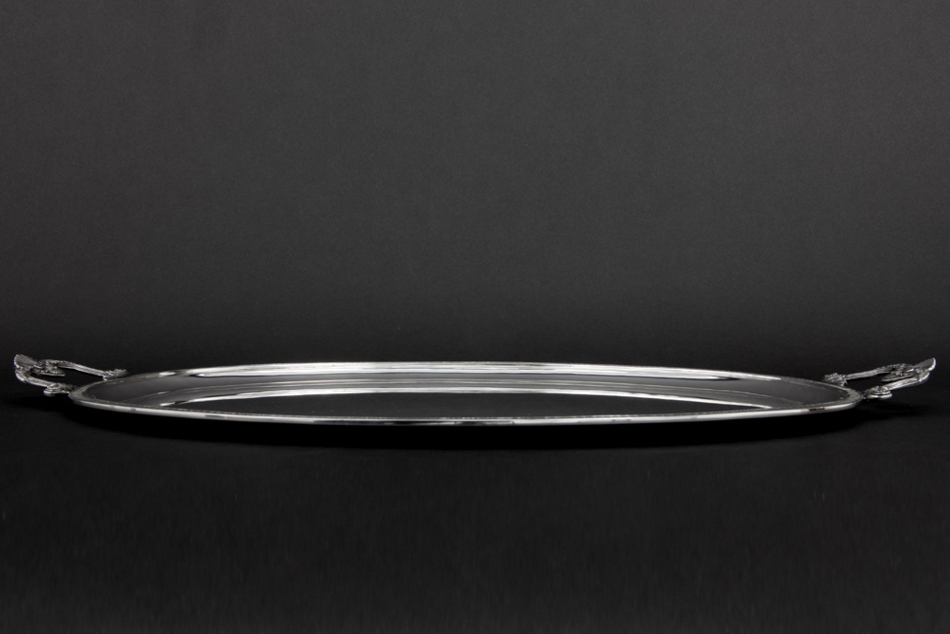 Belgian oval (dinner) tray in marked silver || Ovale Belgische dienplateau in massief zilver, - Image 3 of 4