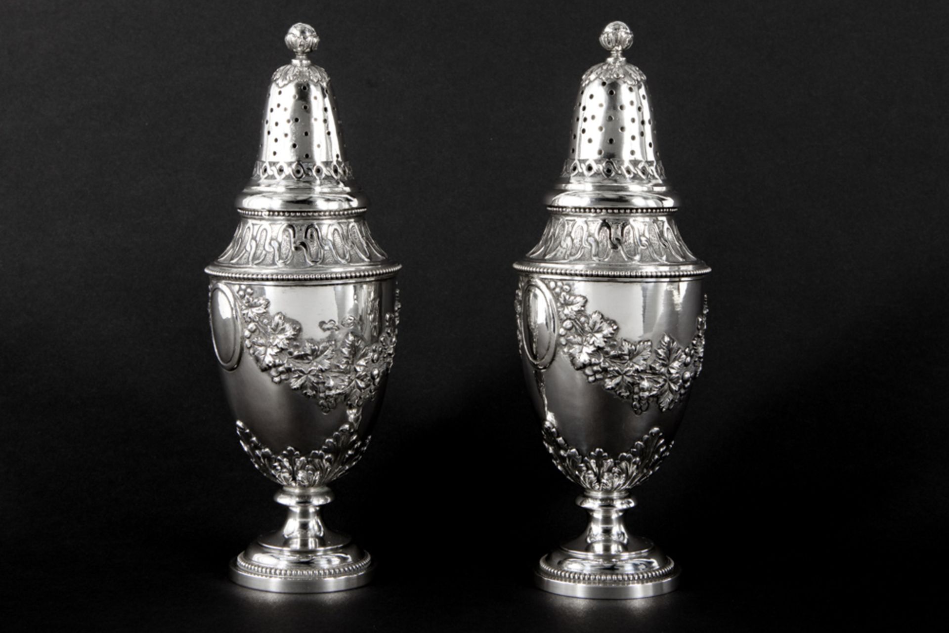 pair of antique presumably French neoclassical castors in silver with a mark of Dijon (1756/9) || - Bild 2 aus 4