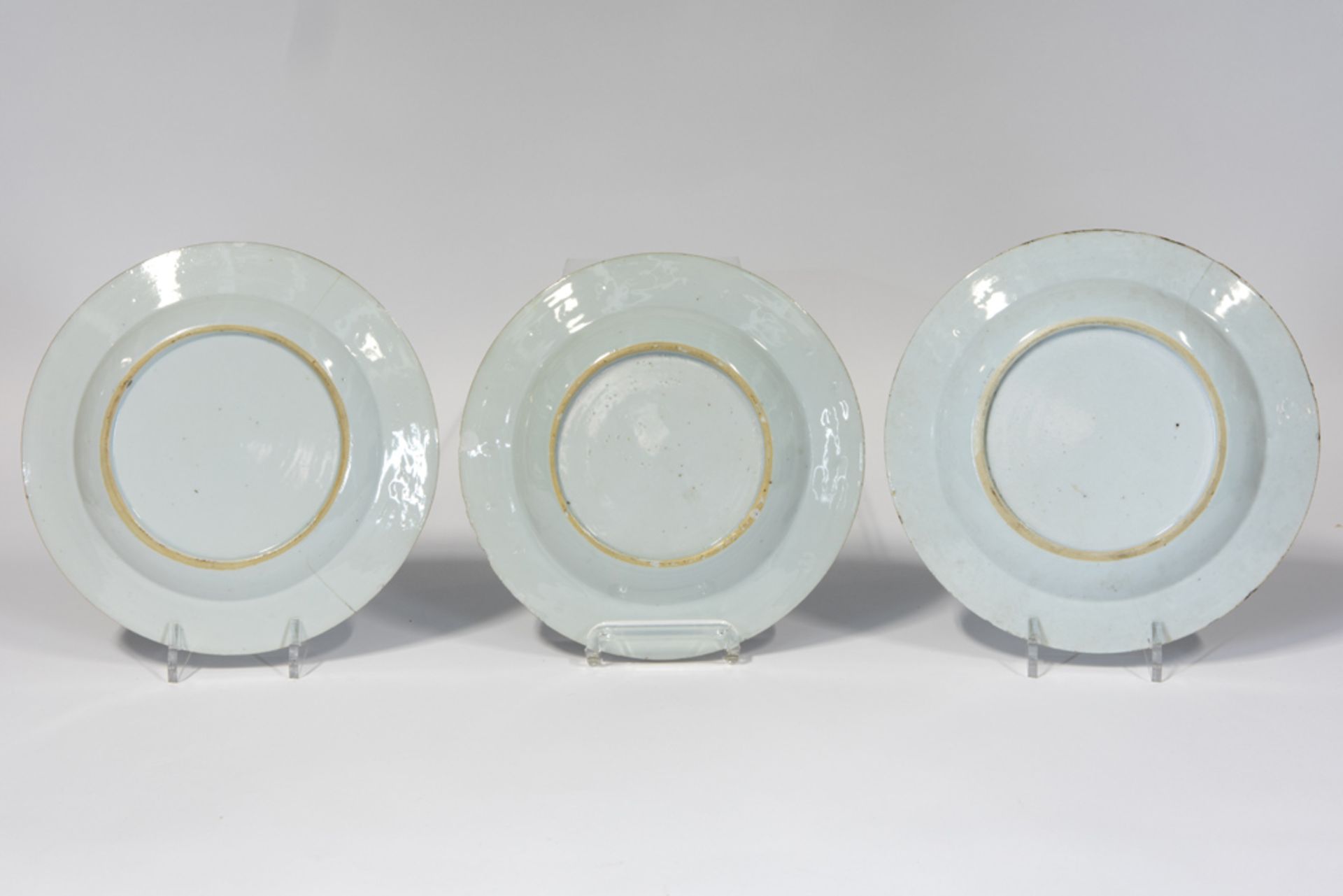 three 18th Cent. Chinese plates in porcelain with blue-white decors || Drie achttiende eeuwse - Image 2 of 2