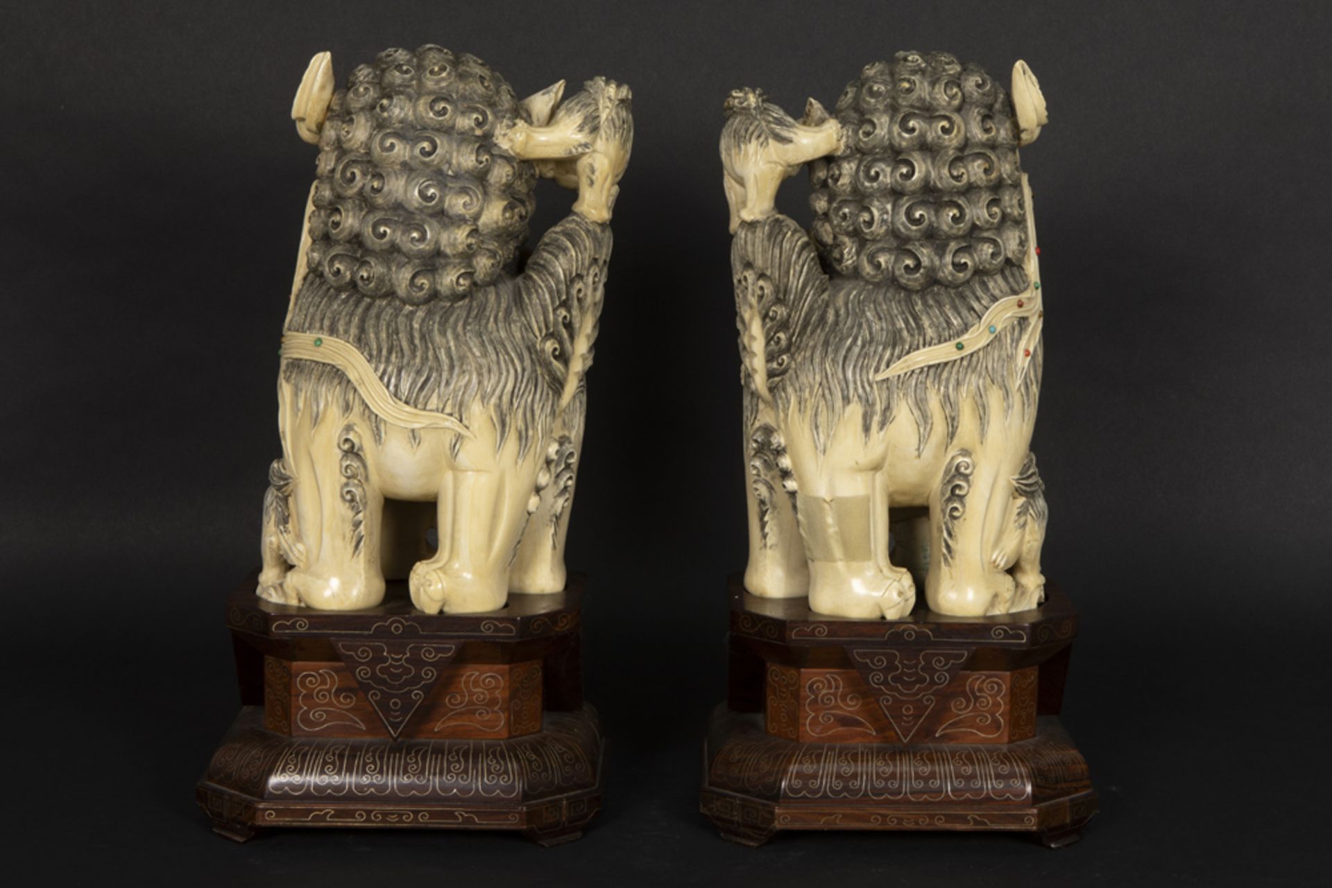 pair of antique Chinese Qing period sculptures in ivory with inlaid cabochons of several kinds of - Image 4 of 7