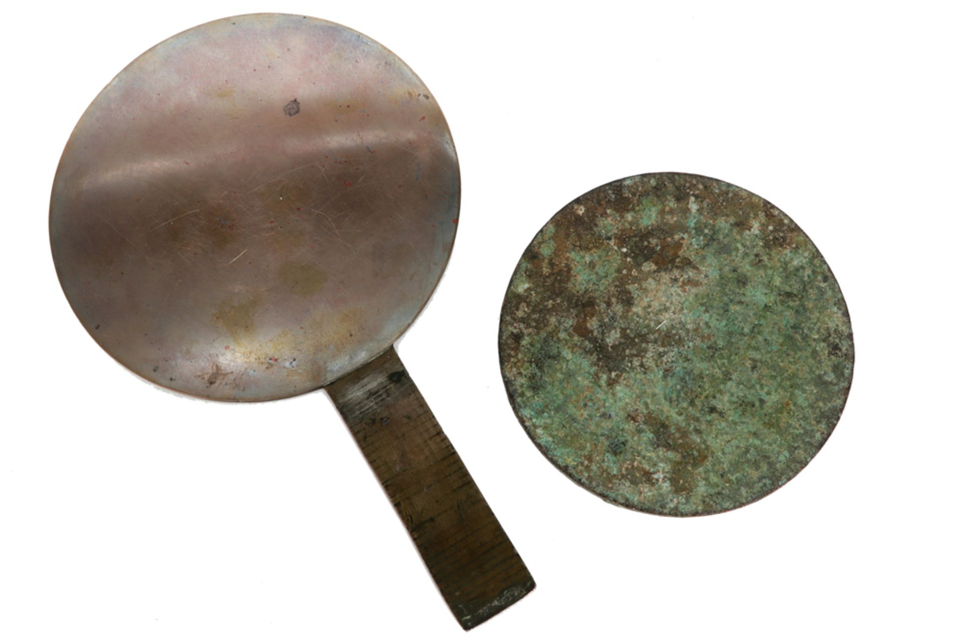 two Chinese mirrors : one in metal from the Qing period and one in bronze from the Han period || Lot - Image 2 of 4