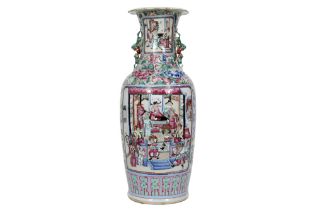 antique Chinese vase in porcelain with a polychrome decor with figures || Antieke Chinese vaas in