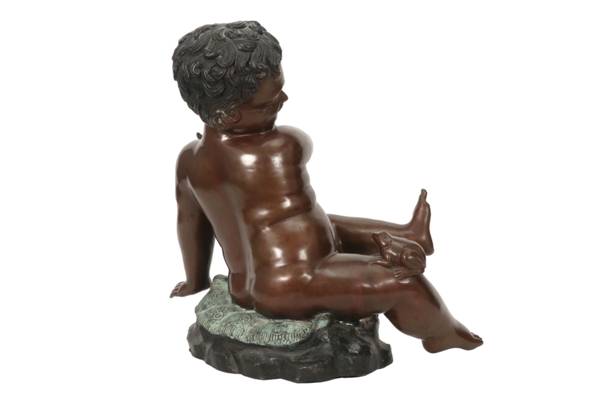 20th Cent. sculpture in bronze || Sculptuur in brons : "Zittende baby met kikker" - hoogte : 40 cm - Bild 2 aus 5