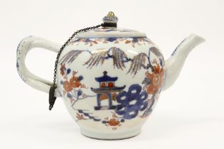 18th Cent. Chinese tea pot in porcelain with an Imari landscape decor || Achttiende eeuwse Chinees