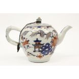 18th Cent. Chinese tea pot in porcelain with an Imari landscape decor || Achttiende eeuwse Chinees