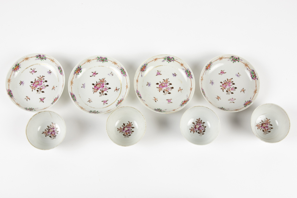 four 18th Cent. Chinese sets of cup and saucer in porcelain with a polychrome floral decor || Vier - Image 2 of 3