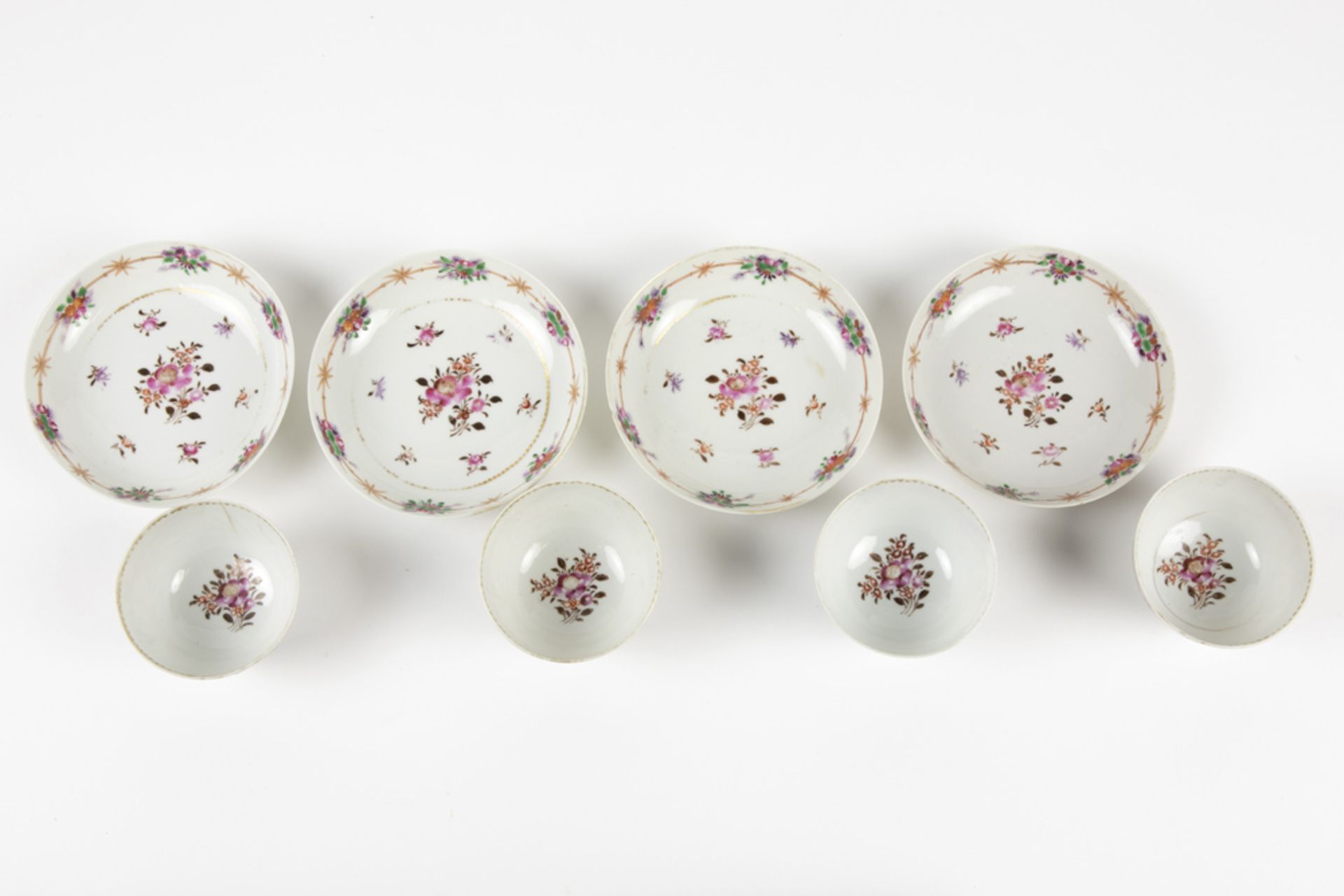 four 18th Cent. Chinese sets of cup and saucer in porcelain with a polychrome floral decor || Vier - Bild 2 aus 3