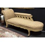 elegant 'antique' French Régence style daybed in sculpted and polychromed wood || Elegante 'antieke'