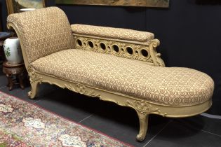 elegant 'antique' French Régence style daybed in sculpted and polychromed wood || Elegante 'antieke'