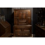 antique English oak cupboard with a mule chest and one door || Antieke Engelse bahut in eik met