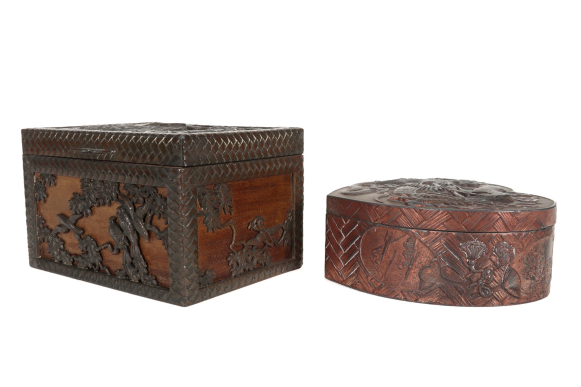 two marked Chinese lidded metal boxes || Lot van twee gemerkte Chinese dozen in metaal, waarvan - Image 4 of 4