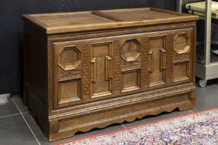 18th Cent., presumably German, oak chest || Achttiende eeuwse, allicht Duitse, koffer in blonde