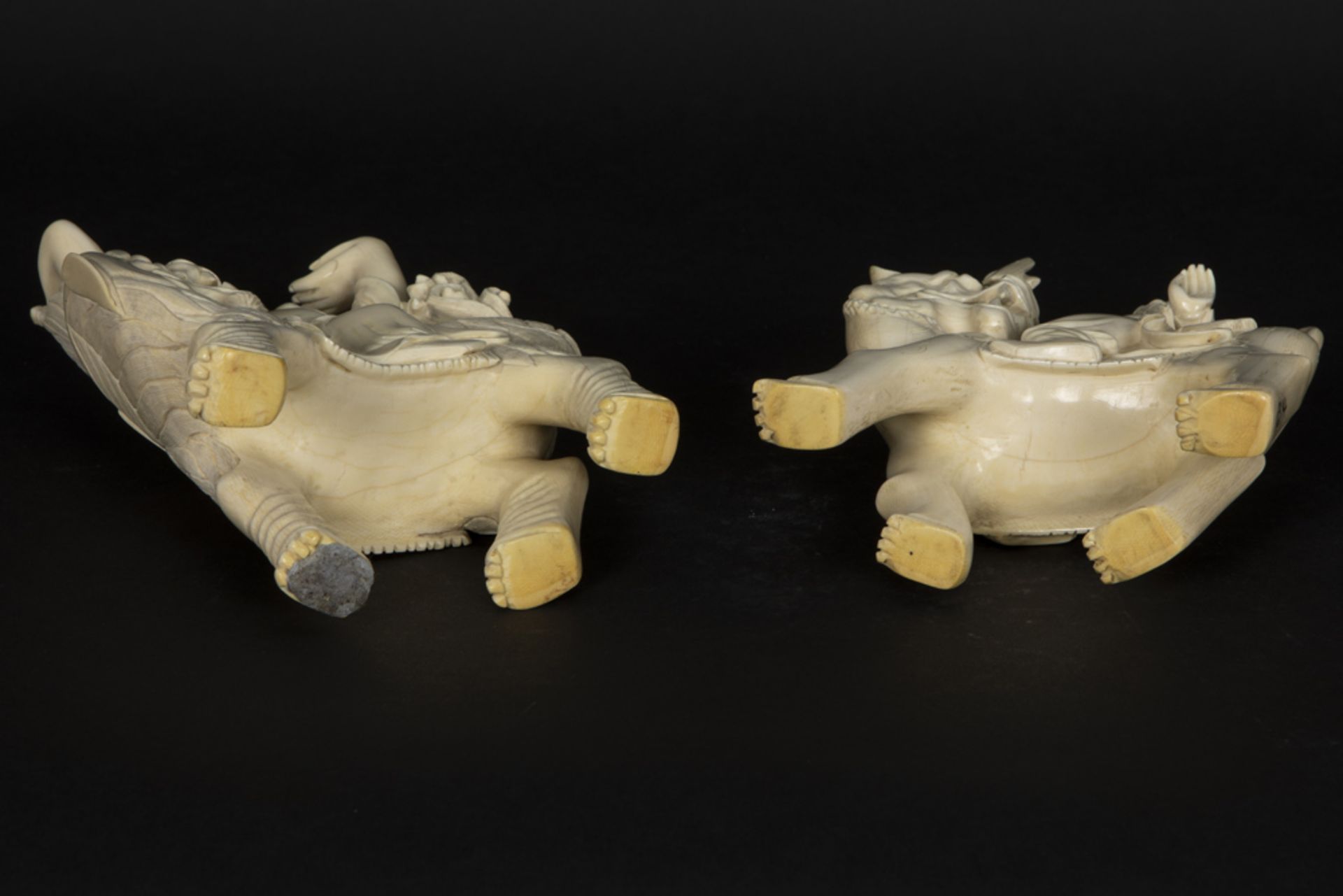 pair of antique Chinese late Qing period sculptures in finely carved ivory with a nice patina and - Bild 5 aus 6