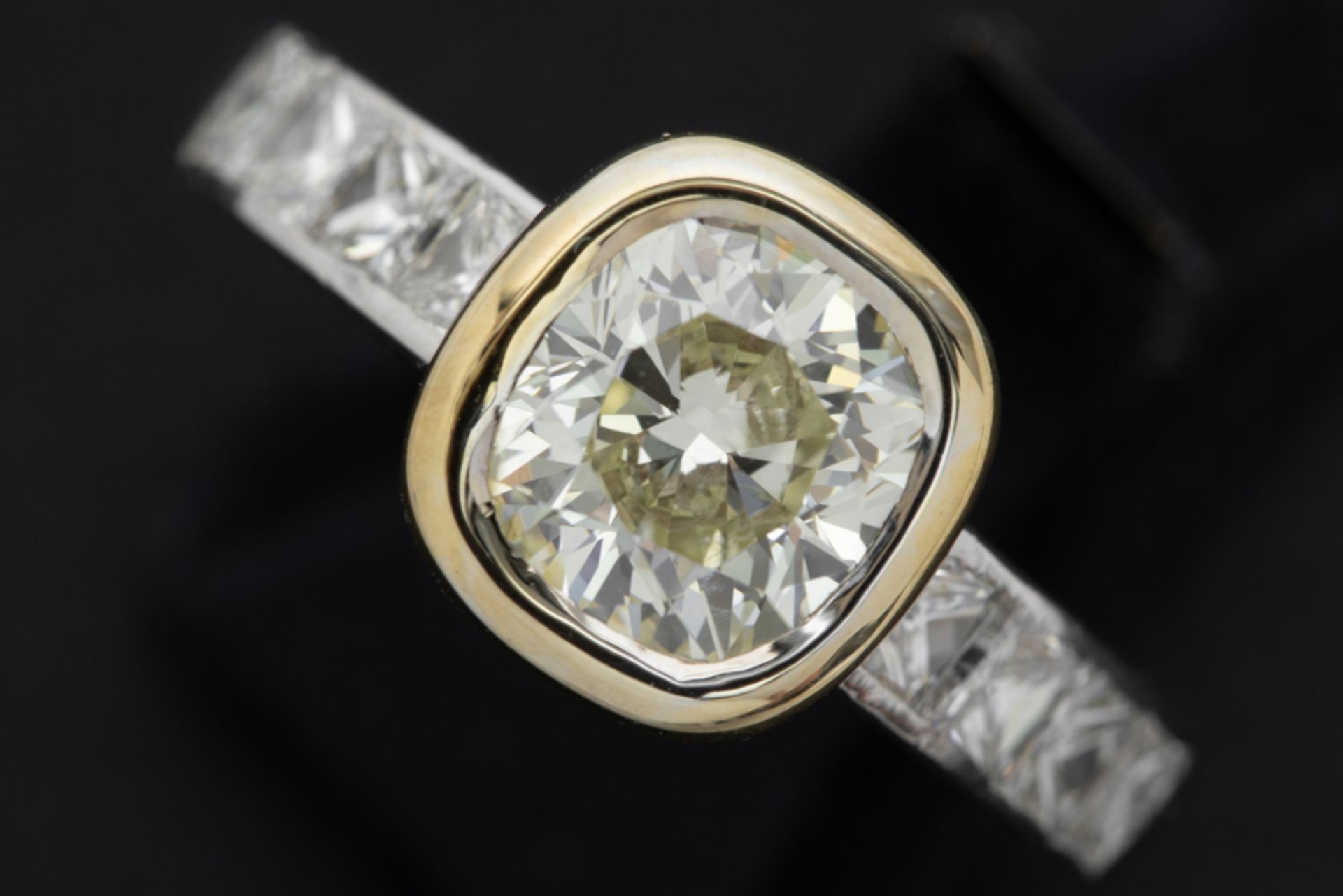 a 1,76 carat "natural light yellow fancy" high quality brilliant cut diamond set in yellow gold (