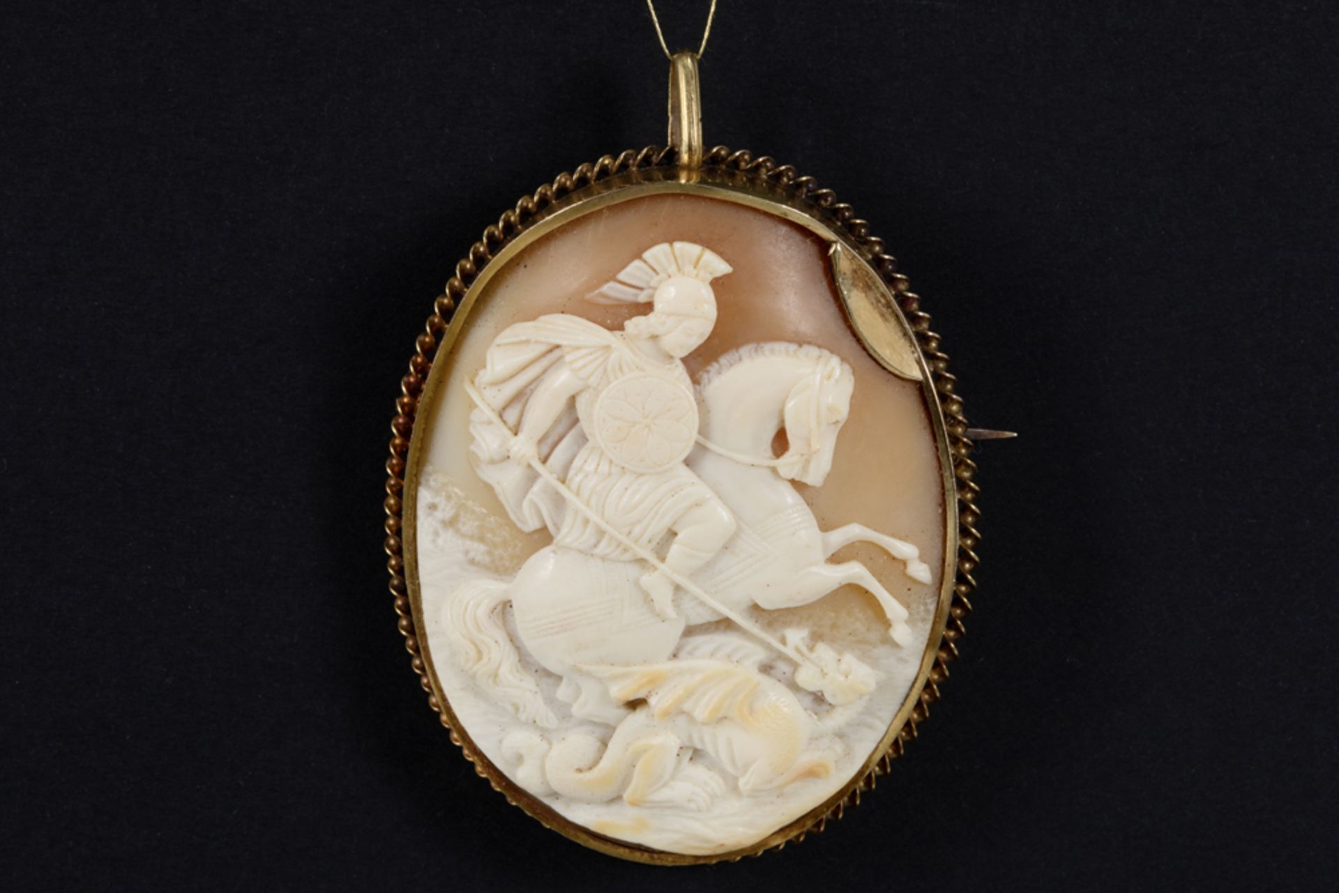 'antique' brooch with a cameo with a finely cut "St-George and dragon" depiction, set in yellow gold