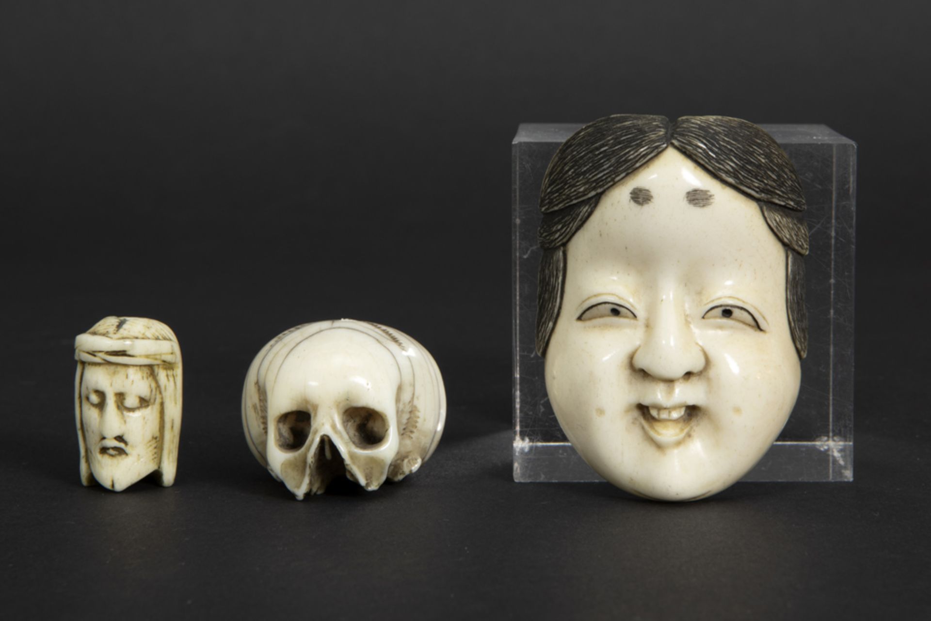 three old smalls in bone : a Japanese mask, a skull and a sculpture with on one side the face of - Bild 3 aus 5