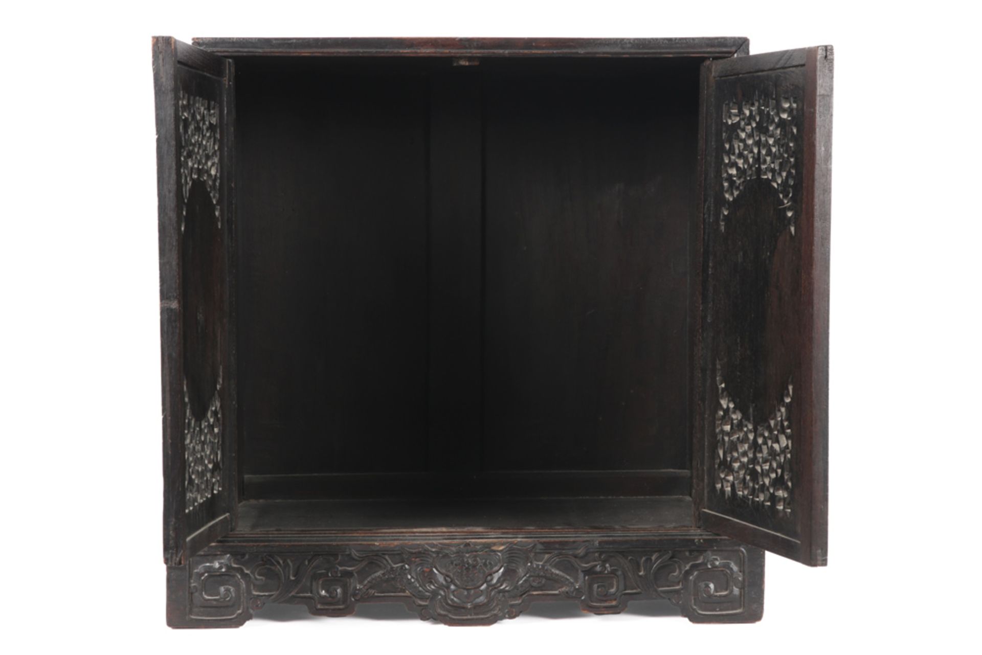 small antique Sino-Vietnamese cabinet with mother pearl inlay || Antiek Sino-Vietnamees kabinetje - Image 4 of 5