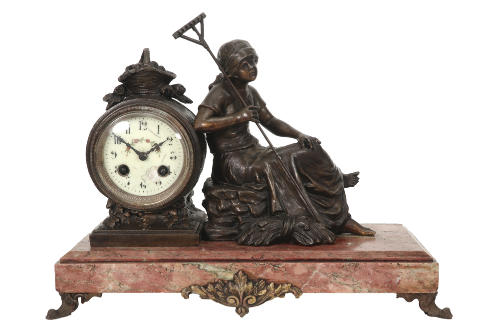 antique clock with its case in metal || Antieke klok met kast in zamac