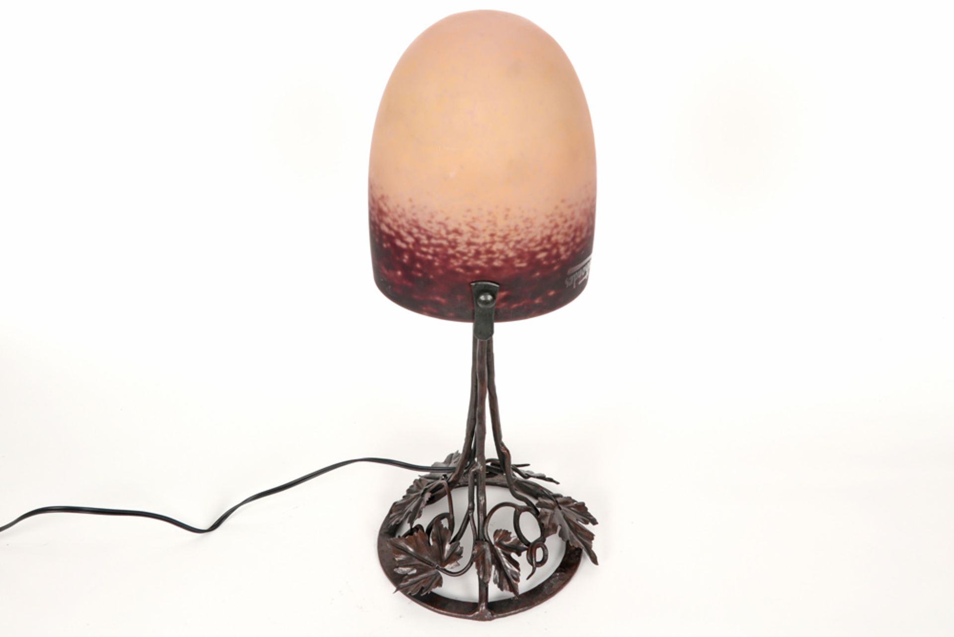 French Rethondes signed Art Deco lamp in wrought iron and pâte de verre || RETHONDES Art Deco-lamp - Image 3 of 4