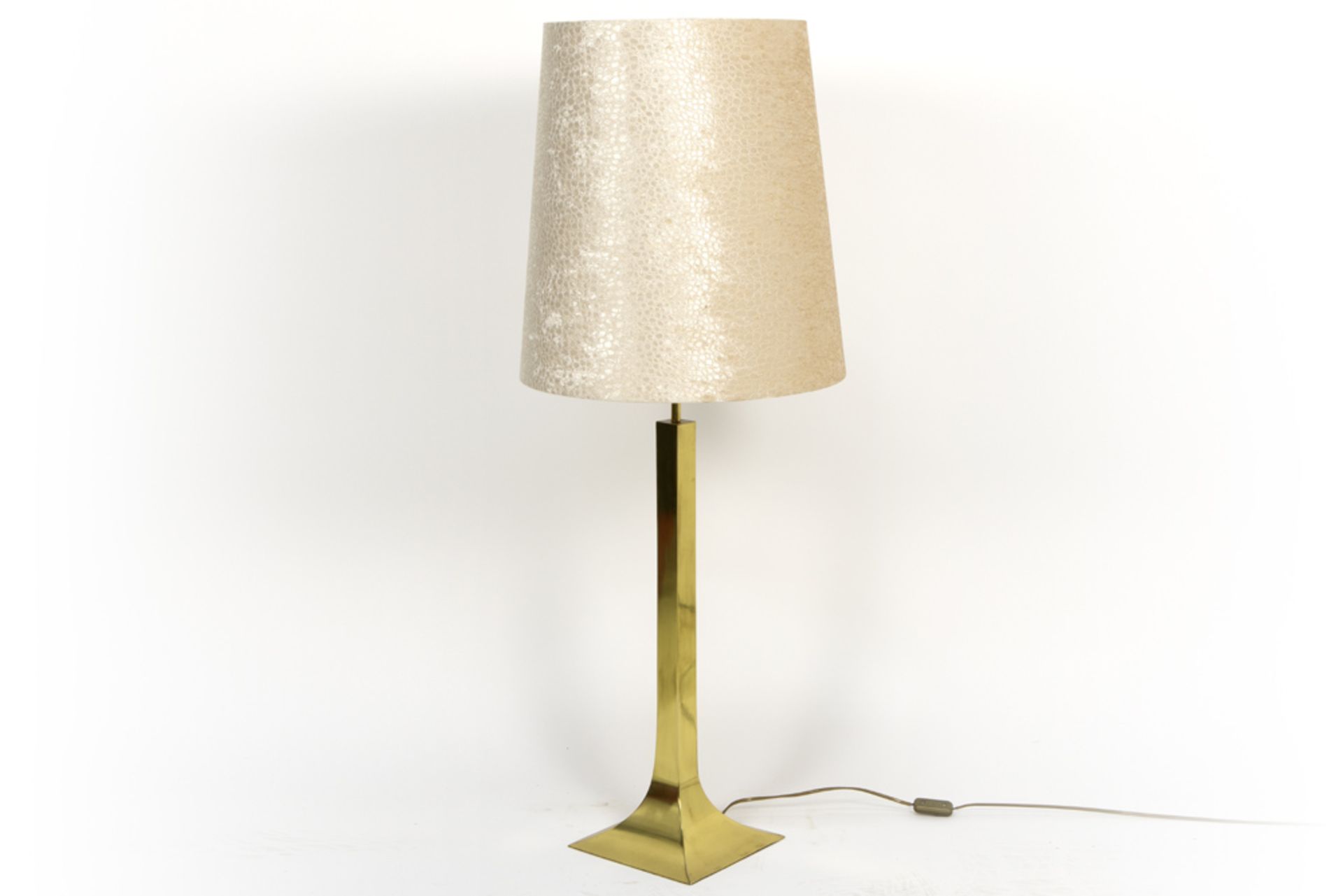 quite big seventies' design floor lamp || Vrij grote seventies' design lamp met voet in laitue -