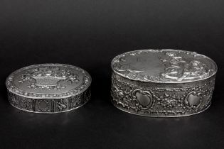 two oval lidded boxes in silver of which one is marked || Lot van twee ovale gedekselde dozen in