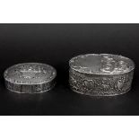 two oval lidded boxes in silver of which one is marked || Lot van twee ovale gedekselde dozen in