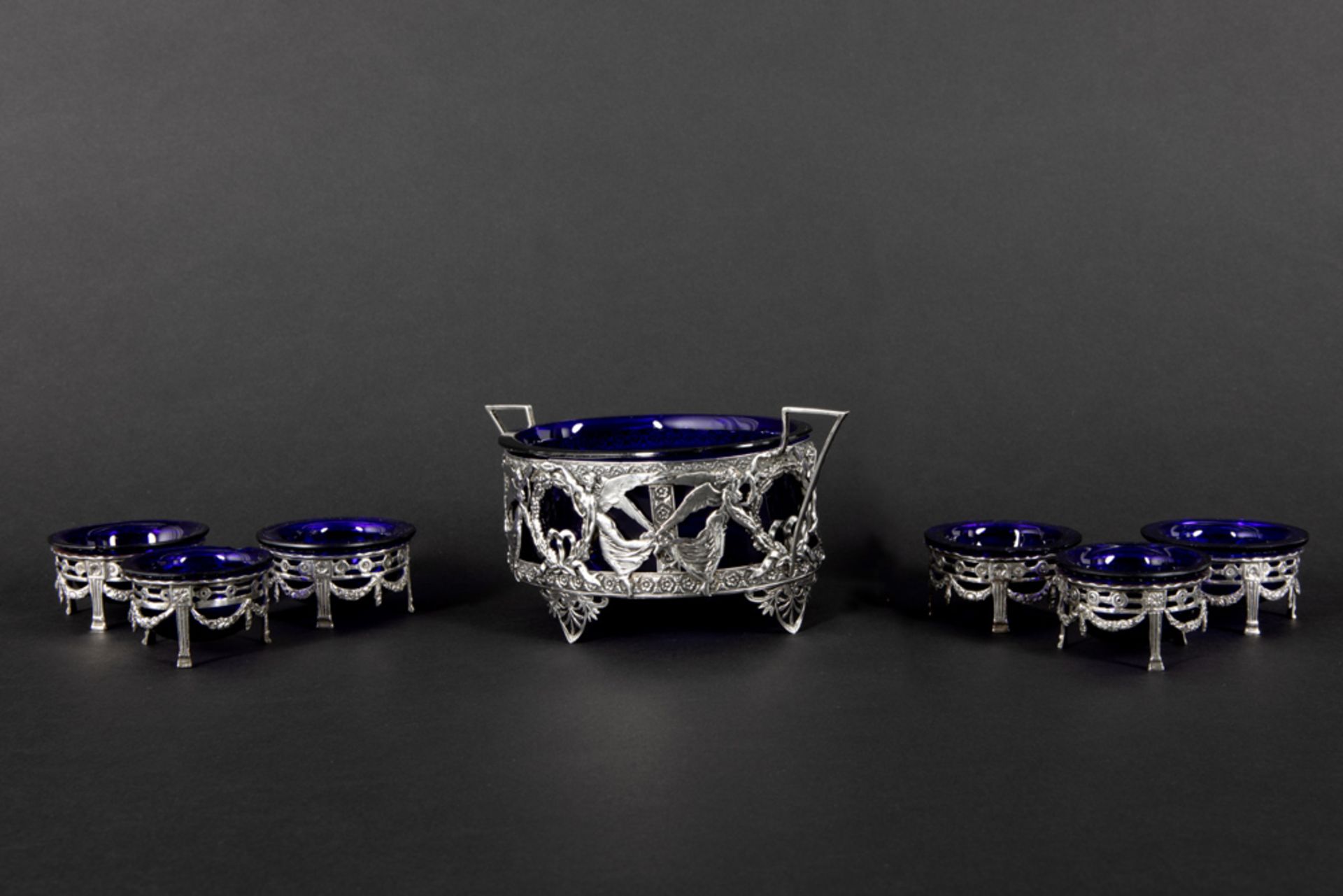 various lot with antique items in silver and glass : a small centerpiece and a set of six salts || - Image 3 of 5