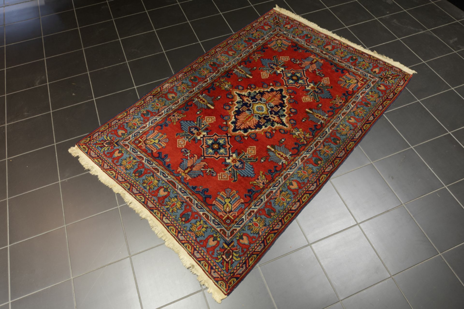Persian Mahal and a Persian Meshkin rug in wool || Lot van een Perzische Mahal met vrij sobere - Image 2 of 5